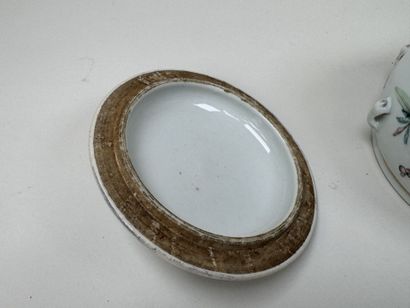CHINE, XXe.
Pot couvert en porcelaine polychrome...