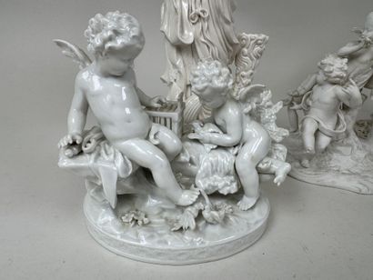 Lot de 4 sujets en biscuit à décor de personnages,...