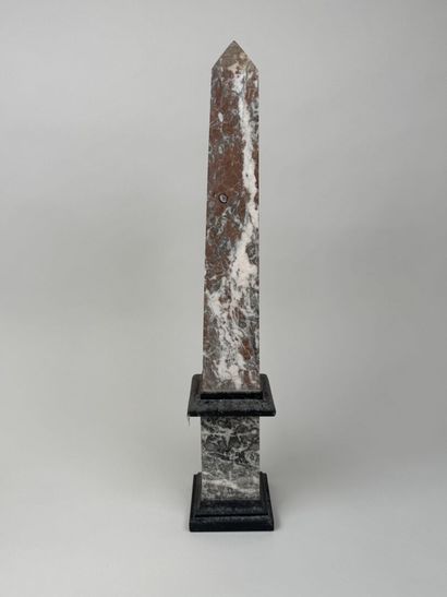 Obélisque en marbre veiné.
H. 43,5 cm.