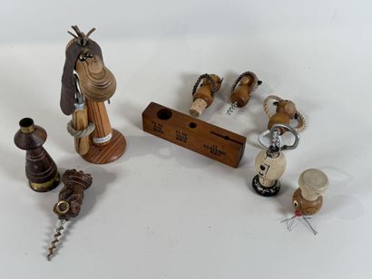 Ensemble de quatre personnages figuratifs...