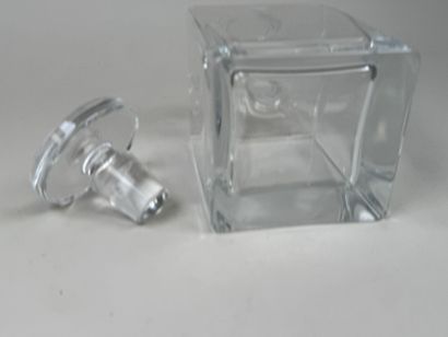 Carafe à whisky en verre moulé et pressé.
H....