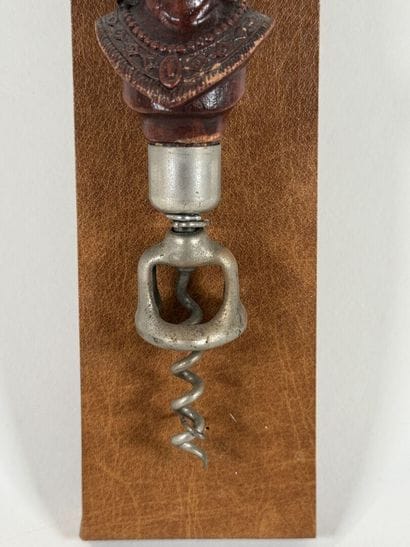 SYROCO. 
Tire-bouchon figuratif en bois monochrome...