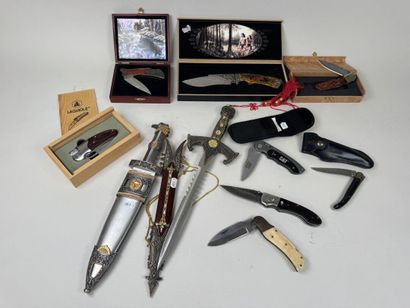 Collection de 10 couteaux et dagues modernes...