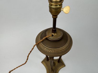 Pied de lampe en bronze doré, ciselé et patiné,...