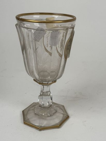 Verre à pied en verre moulé rehaussé à l'or...