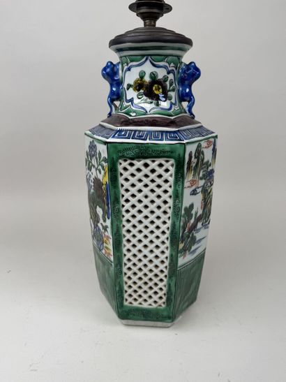 JAPON, XXe.
Vase en porcelaine ajourée et...