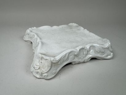 Socle en céramique blanche à décor de motifs...