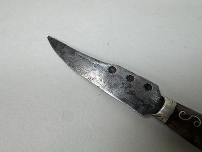 Couteau à incrustation d'argent sur manche...
