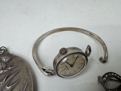 lot en argent comprenant:
- un bracelet avec...