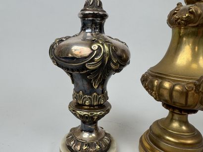 Deux pieds de lampe en bronze doré et argenté...