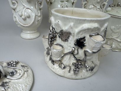 LANGEAIS.
6 pièces de forme en faïence crème...