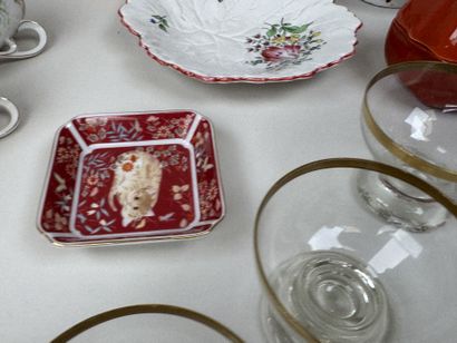 Lot en faïence et porcelaine polychrome et...