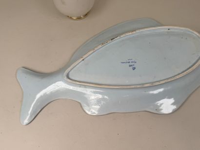 DESVRES.
Grand plat en faïence polychrome...