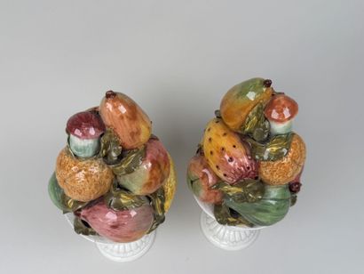 Paire de corbeilles à fruits en faïence polychrome.
Travail...
