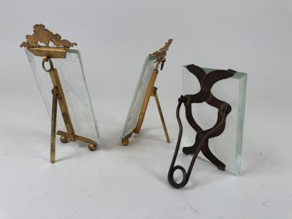 Trois cadres porte-photos en verres biseautés...