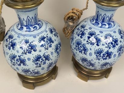DELFT, XIXe.
Paire de lampes à pétrole en...