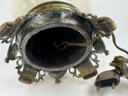 Lampe en porcelaine à décor émaillé de feuillages,...