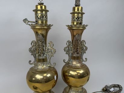 INDICHIEN, XXe.
Paire de lampes en laiton...