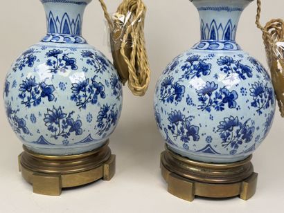 DELFT, XIXe.
Paire de lampes à pétrole en...