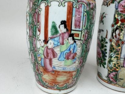 CHINE, CANTON, XXe.
Deux vases en porcelaine...