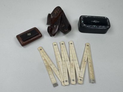 Trois petites tabatières en bois dont une...