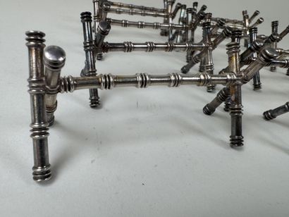 RAVINET D'ENFERT.
Série de 12 porte-couteaux...