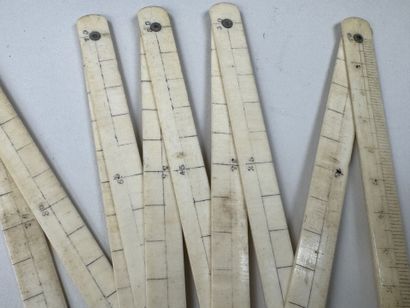 Trois petites tabatières en bois dont une...