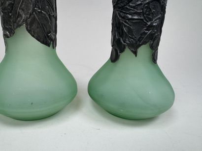 Paire de petits vases en verre coloré vert,...