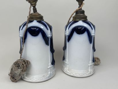 Paire de pieds de lampe en porcelaine bleu...