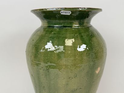 Important vase en grès émaillé sur fond vert.
Marque...