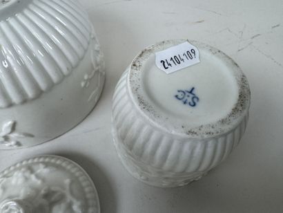 Lot en faïence et porcelaine comprenant :
-...