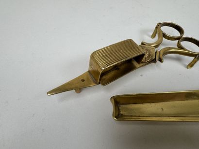 Deux mouchettes en bronze ou laiton, l'une...