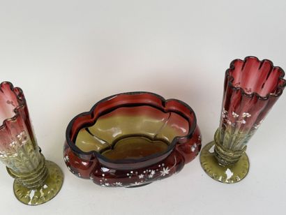 Paire de vases et jardinière en verre coloré...