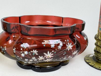 Paire de vases et jardinière en verre coloré...