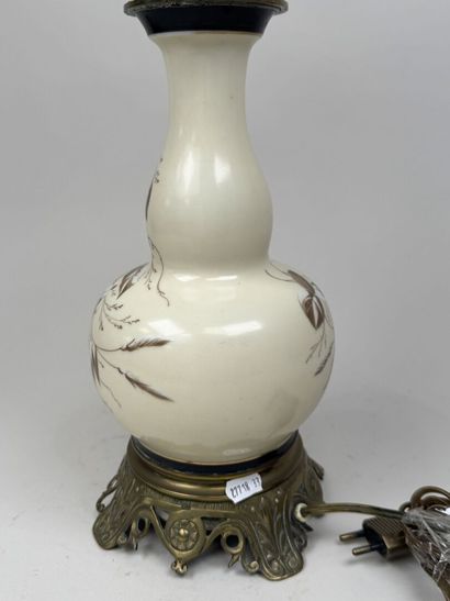 Lampe en porcelaine à décor émaillé de feuillages,...