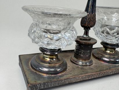 Lot en métal argenté et cristal taillé comprenant:
-...