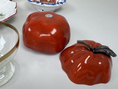 Lot en faïence et porcelaine polychrome et...