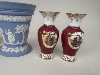 Lot comprenant :
-WEDGWOOD.
Pique-fleurs...