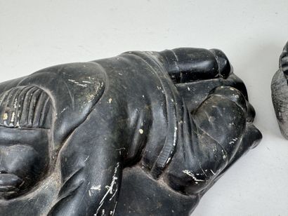 Art Inuit, XXe.
Personnage couché et homme...