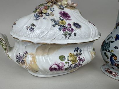 Lot en porcelaine et faïence polychrome et...