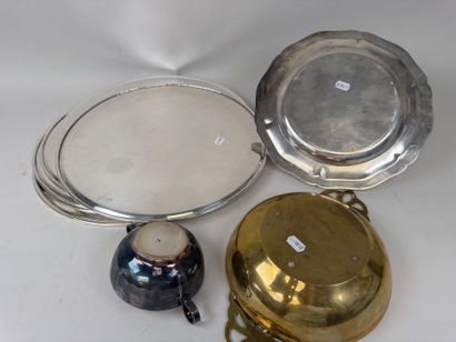 Lot comprenant :
- série de 6 plats ou grandes...