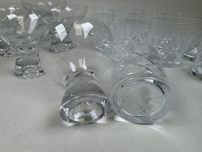 Série de 12 verres gobelets en cristal à...