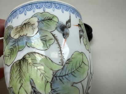 ASIE, XXe.
Petit bol ou tasse en porcelaine...