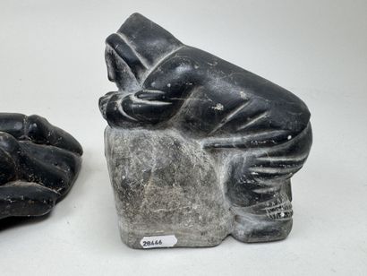 Art Inuit, XXe.
Personnage couché et homme...