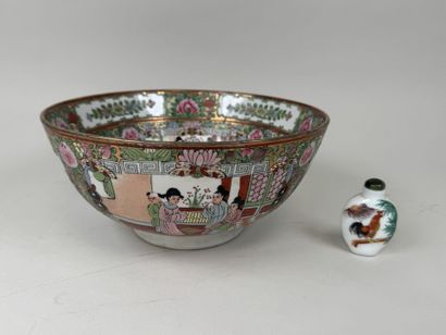 ASIE, XXe.
Grande jatte circulaire en porcelaine...