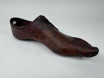 Sabot en bois sculpté en forme de pied à...