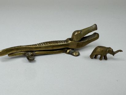 Lot en bronze et laiton comprenant :
- un...