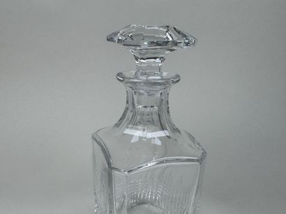 BACCARAT.
Carafe à whisky en cristal taillé.
Estampillée.
H....