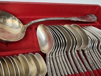 Partie de ménagère en métal argenté à décor...