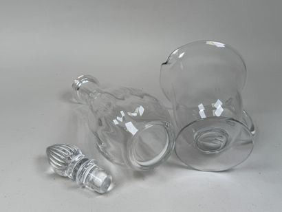 Carafe et broc à eau en verre moulé et pressé.
H....